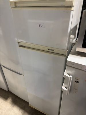 un réfrigérateur blanc et une cuisinière blanche dans une cuisine