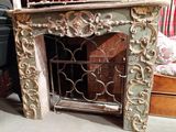 une cheminée ornée d'un motif décoratif dans une pièce