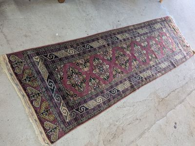 tapis sur le sol dans une pièce avec une chaise et une table
