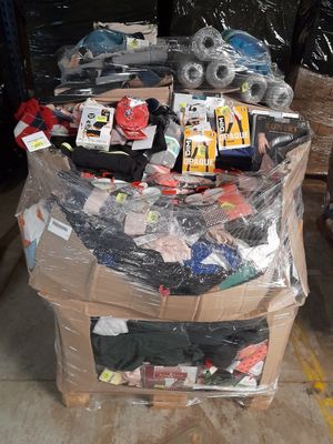 une caisse remplie d'articles posée sur une palette dans un entrepôt