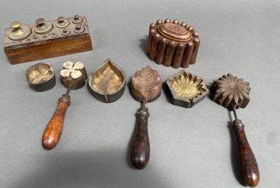tout un tas d'outils différents posés sur une table