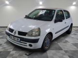 la photo d'une petite voiture blanche garée dans un garage
