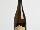une bouteille de vin posée sur une table