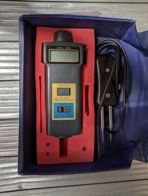 une image représentant un thermomètre numérique dans une boîte bleue