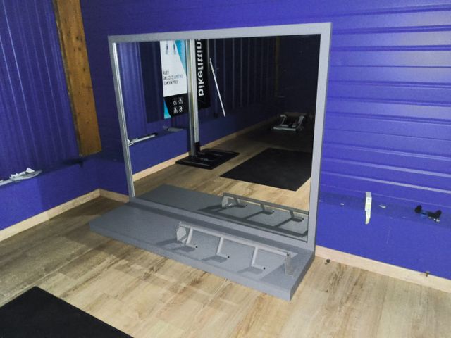 Miroir carré sur pied