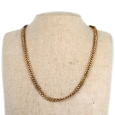 un collier de perles en or sur un mannequin mannequin mannequin mannequin mannequin mannequin mannequin mannequin mann