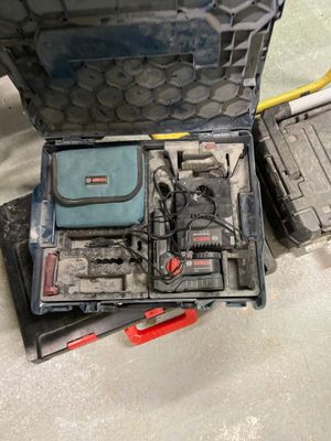 une caisse à outils avec des outils sur le sol