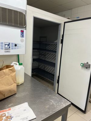 un sac de provisions posé sur une table dans une cuisine