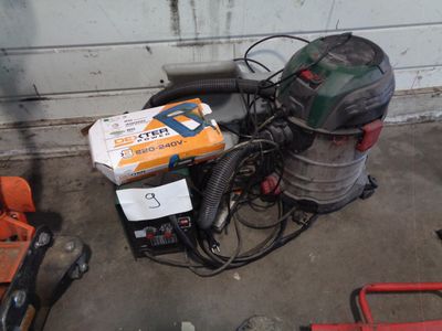 une photo d'un aspirateur et d'autres outils dans un garage