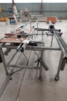 une photo d'une table dans une usine, avec de nombreux outils