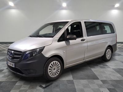 Le fourgon Mercedes est garé sur un sol à damier dans un garage.
