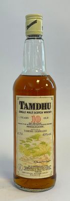 une bouteille de rhum posée sur une table