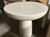 une table placée au milieu d'une pièce