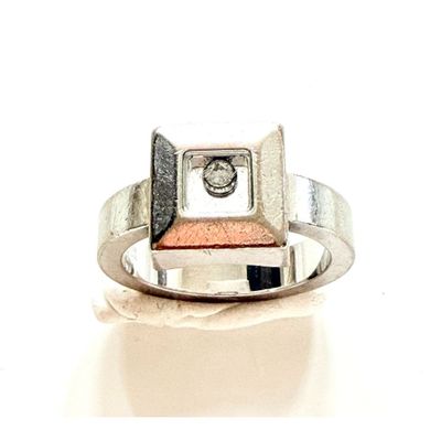 bague en argent massif ornée d'une pierre carrée au centre et d'une autre pierre carrée au milieu