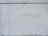 une photo d'une plaque blanche sur un mur de briques