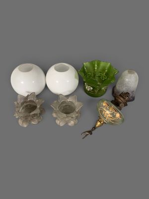 plusieurs vases de styles différents et une lampe posés sur une surface grise