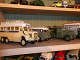 de nombreuses petites voitures et camions sur une étagère dans une pièce
