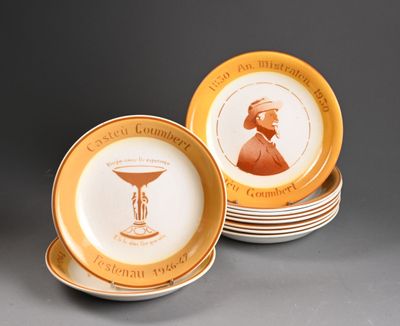 plusieurs assiettes sur lesquelles figure l'image d'un homme tenant un verre à vin
