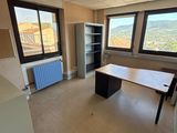 une pièce avec un bureau et une bibliothèque