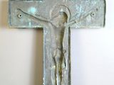 une croix en métal surmontée d'un crucifix