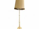 une lampe de table blanche surmontée d'un abat-jour beige