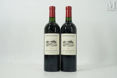 deux bouteilles de vin posées sur une table