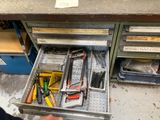 un tiroir rempli d'outils dans un établi, dans un garage