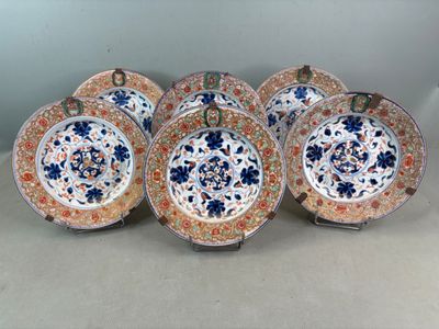 six assiettes chinoises ornées de motifs floraux et d'une bordure dorée