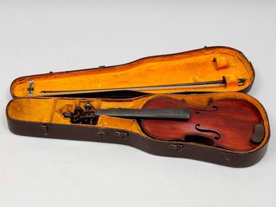 un violon dans un étui sur une surface blanche