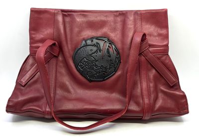 KENZO. Sac à main, modèle "Carpe Koi", en cuir bordeaux et m…