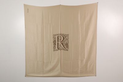 REBECCA - Châle en soie beige à décor feuillagé brun.