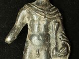 statue d'un homme tenant un panier dans la main droite
