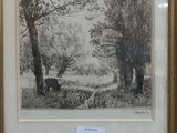 une photo représentant une image en noir et blanc dans un cadre doré
