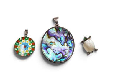 trois pendentifs de couleurs et de motifs différents sur un fond blanc