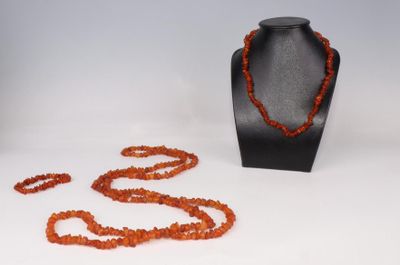 une photo montrant un collier et un bracelet posés sur un présentoir pour mannequin