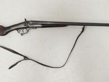 un fusil avec un canon en bois et une bretelle, sur fond blanc