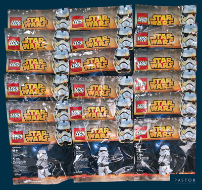 de nombreuses figurines Lego Star Wars exposées