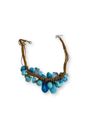 un gros plan d'un collier composé de perles bleues sur fond blanc