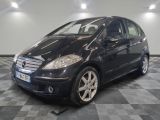 une photo d'une mercedes noire de classe b garée dans un garage