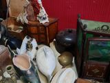 une table sur laquelle se trouvent de nombreux objets