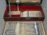 une boîte en bois contenant de l'argenterie sur une table