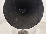 une enceinte noire posée sur une table blanche