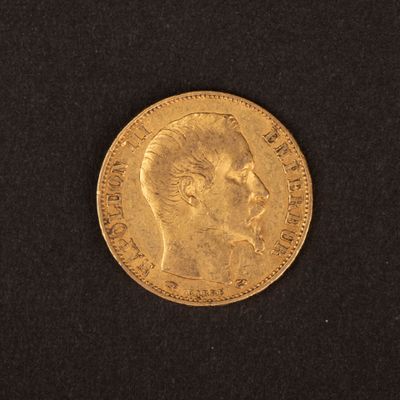 gros plan d'une pièce d'or sur une surface noire