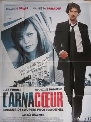 affiche représentant un homme en costume-cravate debout devant une affiche représentant une femme