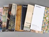 un grand nombre de livres posés sur une table