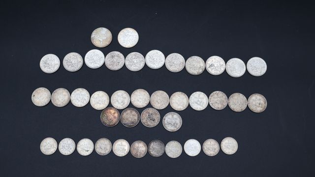 Lot de pièces de monnaies en argent : 11x1 franc semeuse ; 16x2 f...