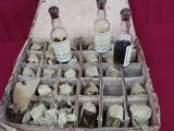 une caisse en bois remplie de bouteilles d'alcool posée sur une table rouge