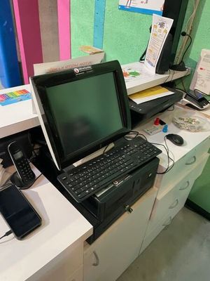 un bureau sur lequel se trouvent un ordinateur portable et un téléphone portable