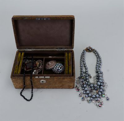 une boîte en bois contenant tout un tas de bijoux