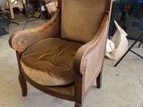une chaise posée sur le sol d'une pièce